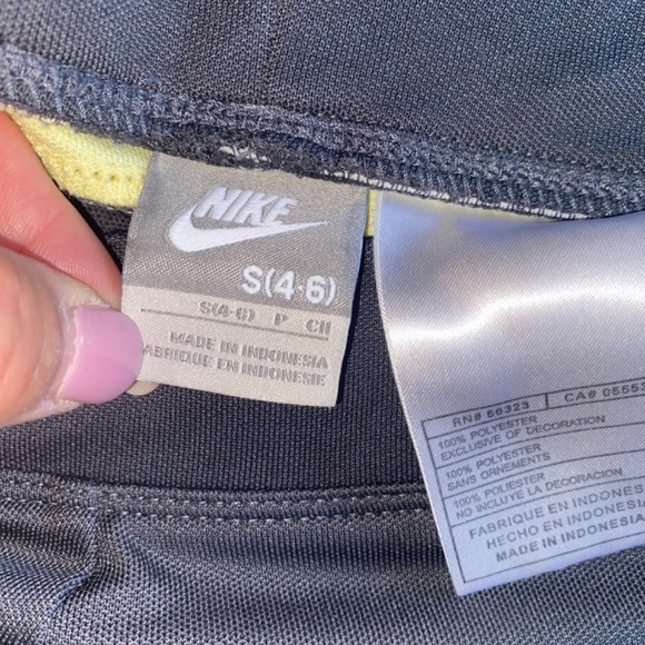 Nike ladies small joggers one small fabric flaw shown in photo - Picture 6 of 8